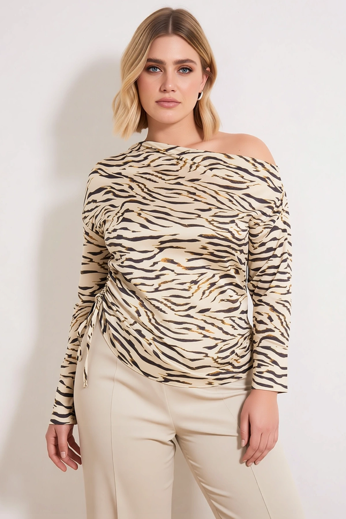Kadın Büyük Beden Bluz Asimetrik Yaka Düşük Kol Uzun Saten Dokuma Zebra Desenli Regular Boy