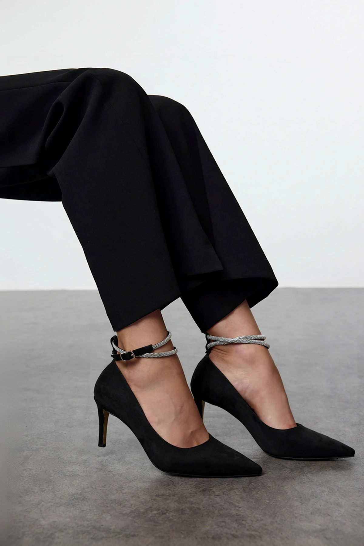 Kadın İnce Topuklu Sivri Burunlu Stiletto Ayakkabı Bilekten Taşlı Bantlı Günlük Rahat Modern Şık