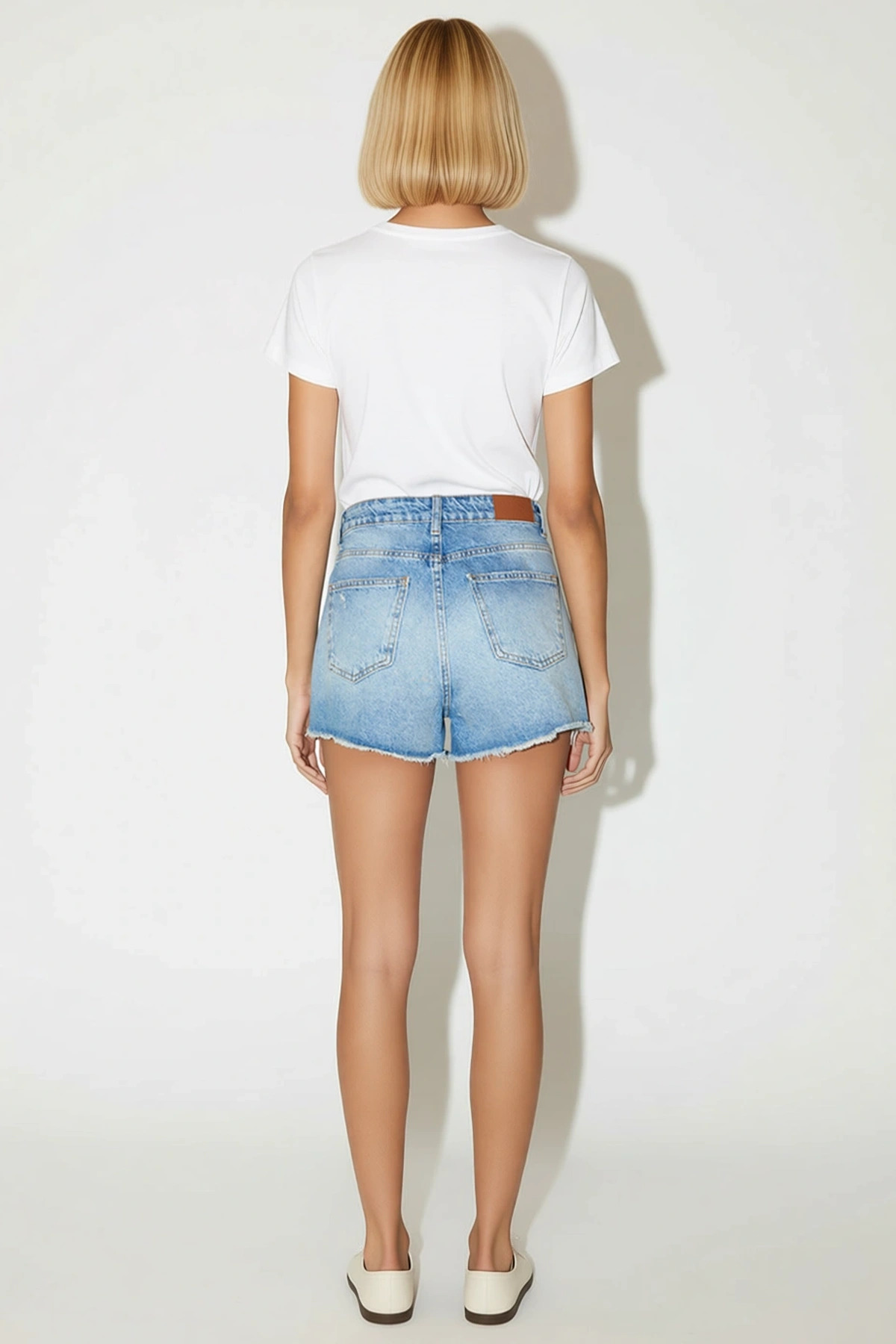 Kadın Şort Slim Kalıp Denim Yüksek Bel Yırtık Detaylı Mini Boy Geniş Paça Düz Desen Rigid Dokuma