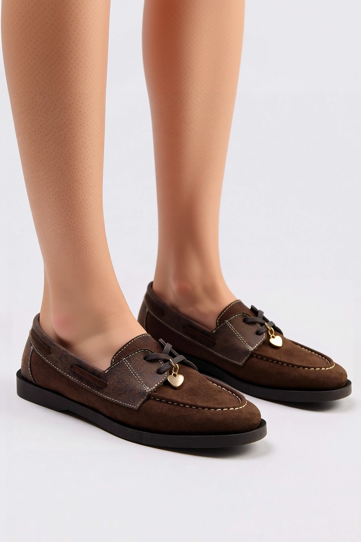 Kadın Süet Loafer Ayakkabı Kalp Charm Detaylı Bağcıksız Rahat Düz Topuk Yuvarlak Burun Günlük Modern