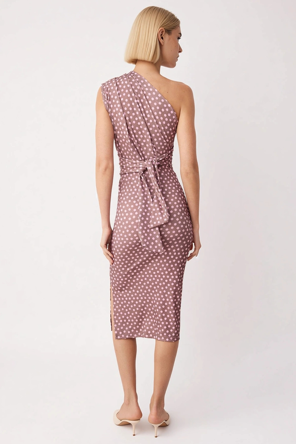 Kadın Asimetrik Yaka Tek Kol Puantiyeli Bodycon Midi Elbise Fonksiyonel Şık
