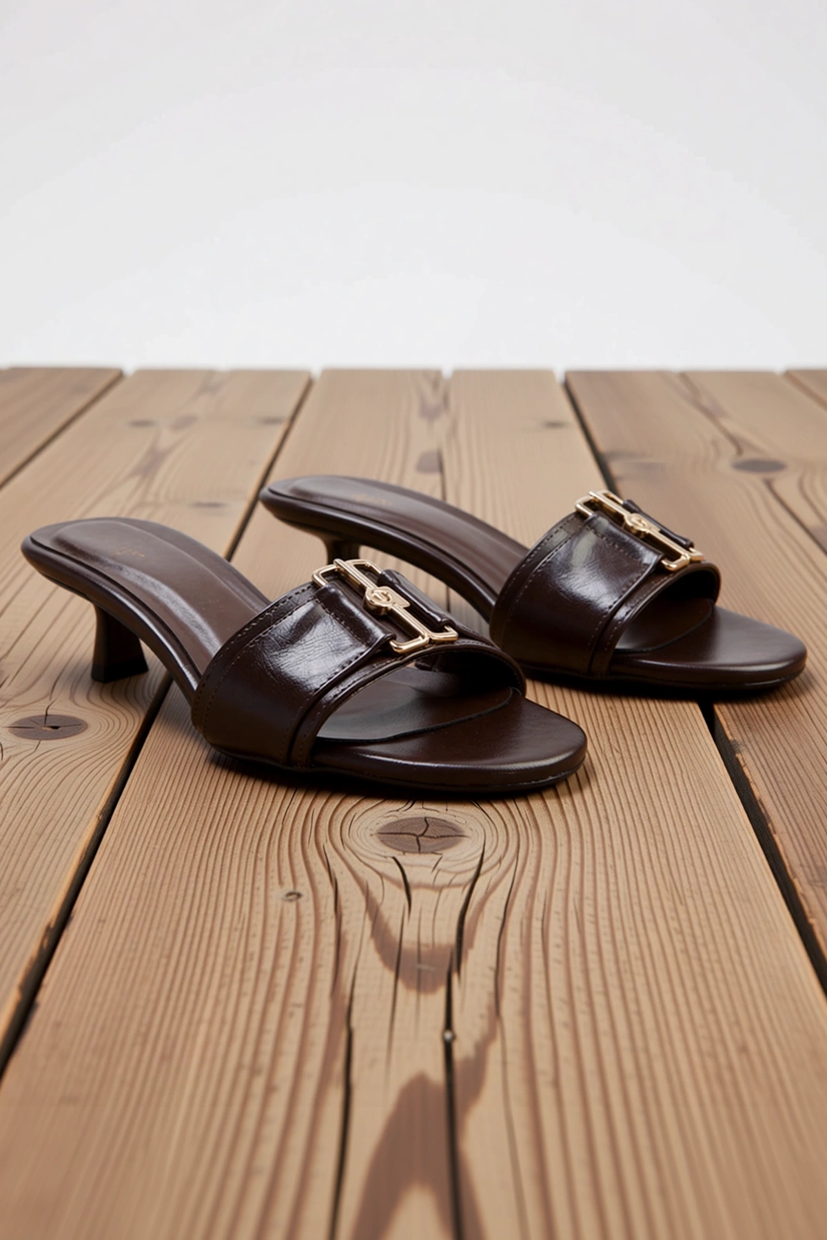 Kadın Orta Topuklu Suni Deri Terlik Metal Aksesuarlı Burun Rahat Yaz Ayakkabısı Günlük Modern Şık