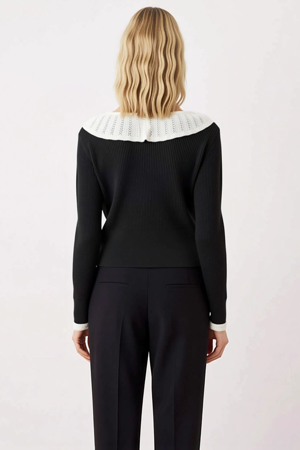 Kadınlara Özel Fırfırlı Yaka Detaylı Düğmeli Fitted Kesim Uzun Kollu Crop Triko Hırka Spor
