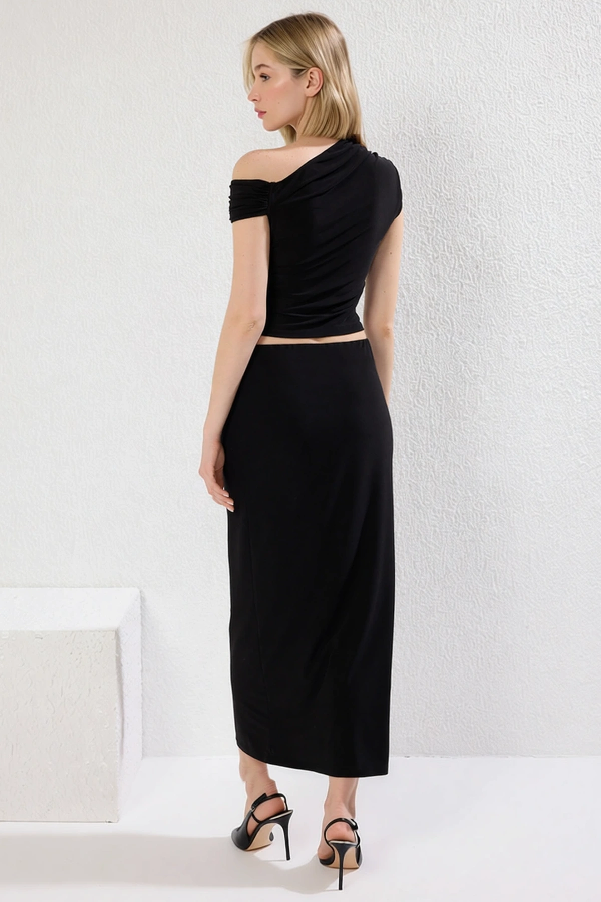 Kadın Büyük Beden Asimetrik Yaka Drape Detaylı Vücuda Oturan Esnek Örme Crop Top Uzun Etek Takımı