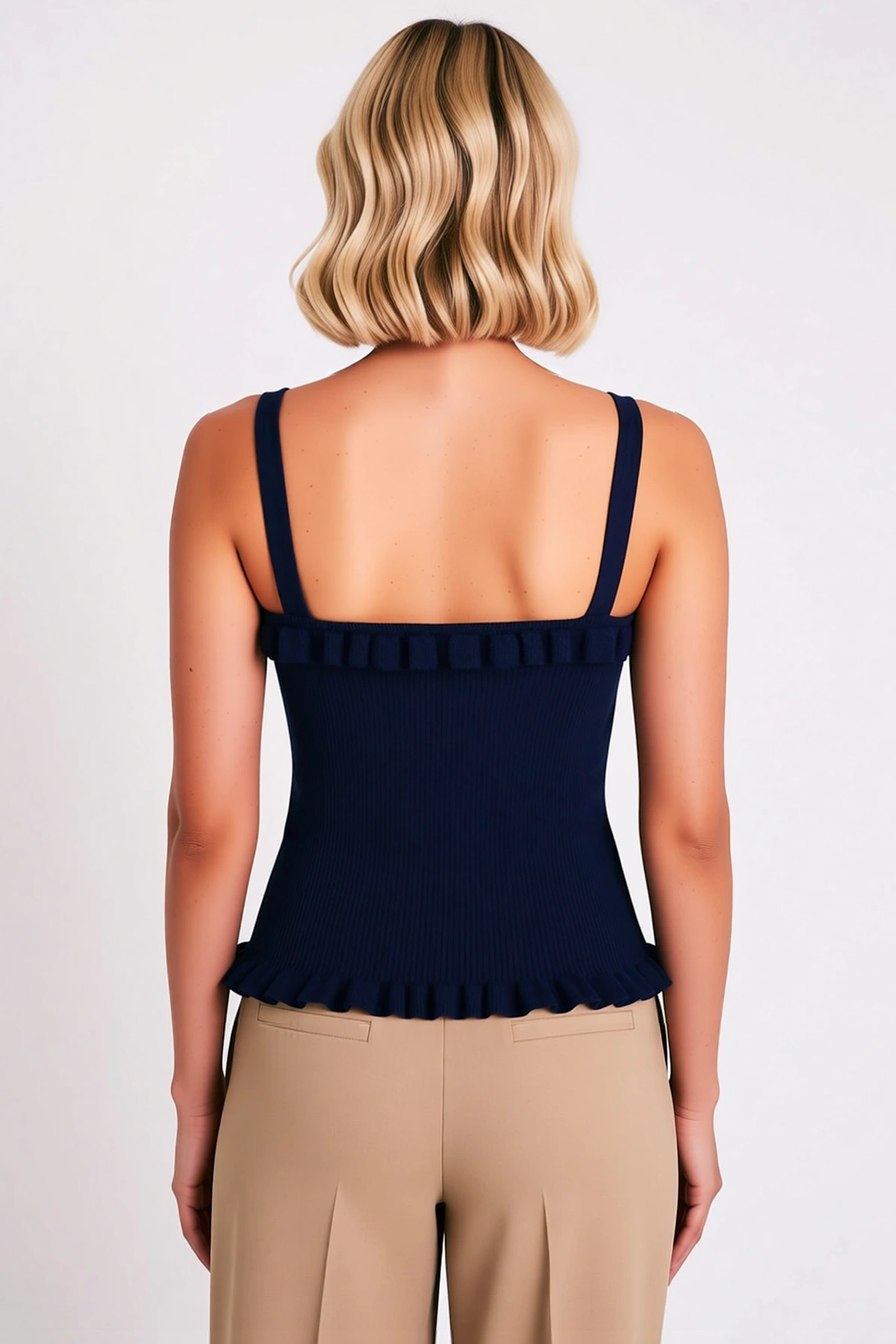 Kadın Bluz Crop Havuz Yaka Kolsuz Fitted Kesim İnce Triko Düz Desenli Tek Plaka Dokuma Yapısına