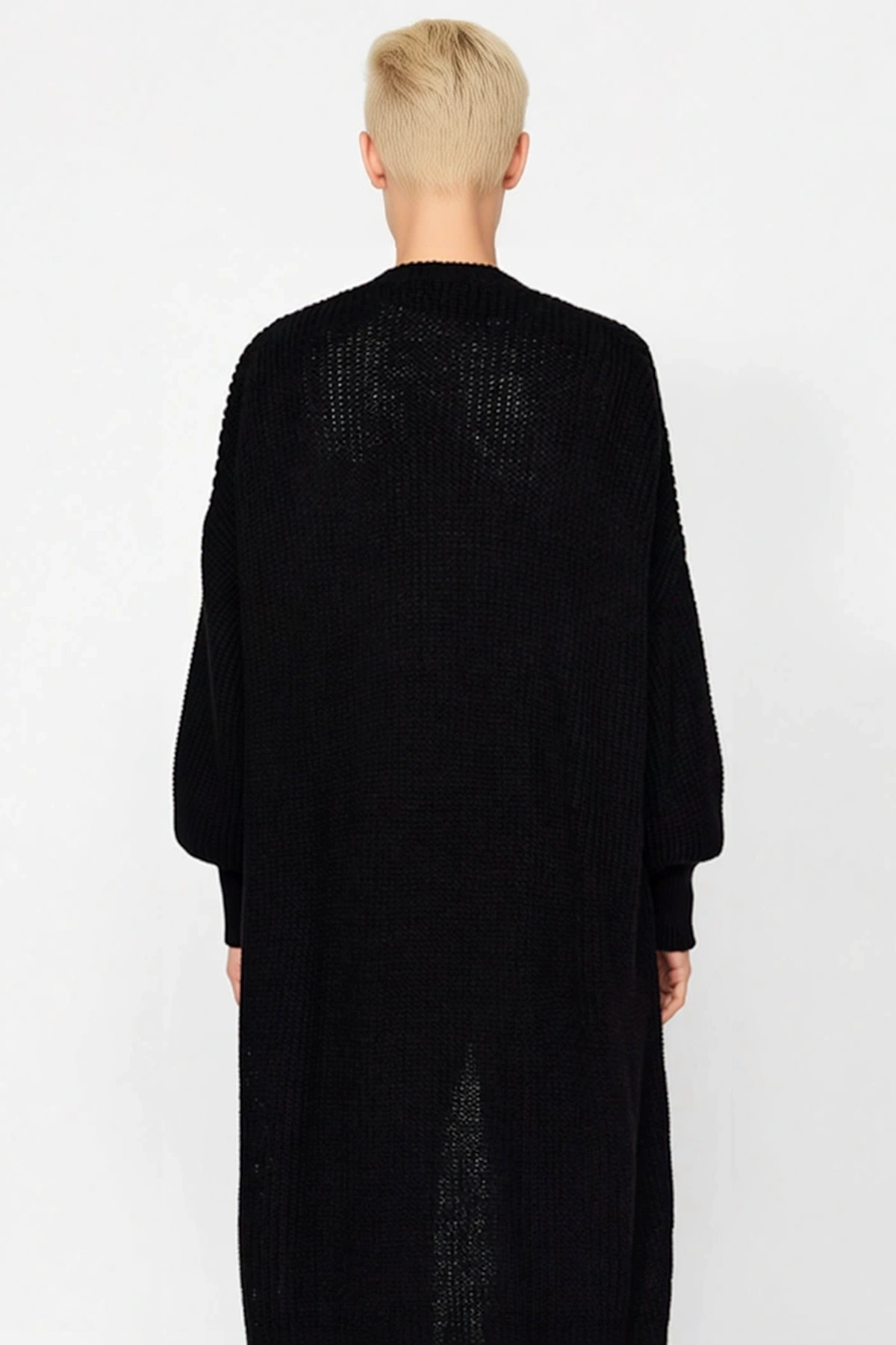 Kadın Uzun Boy Oversize Kesim Düz Renk Akrilik Triko Hırka Günlük Ve Casual Kombinlerin Vazgeçilmezi