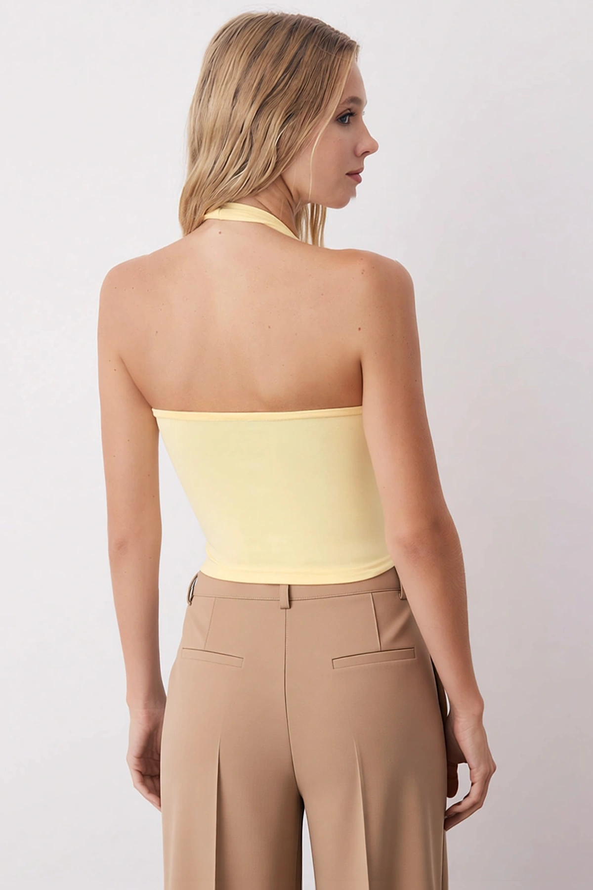 Kadın Bluz Boyundan Geçmeli Yaka Kolsuz Crop Kesim Vücuda Oturan Fitted Kalıp Örme Kumaş Düz Desen