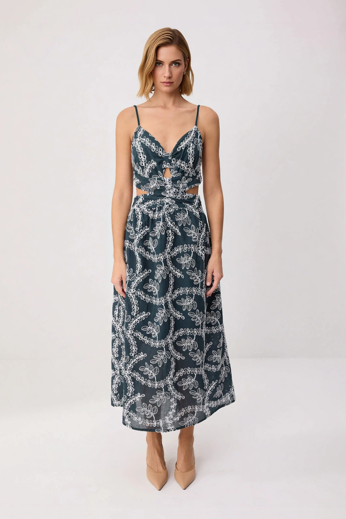 Kadın Askılı V Yaka Brode İşlemeli Maxi Slip Elbise %100 Pamuk Dokuma Astarlı Günlük Rahat Modern