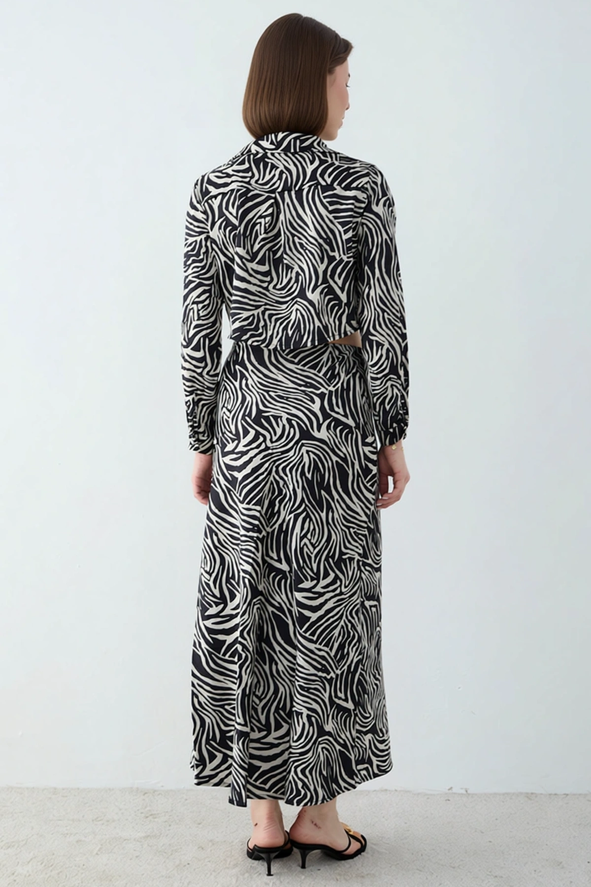 Kadın Büyük Beden Zebra Desenli Viskon Gömlek Etek Takımı Crop Boy Yaka Uzun Kol Fitted Kesim Günlük