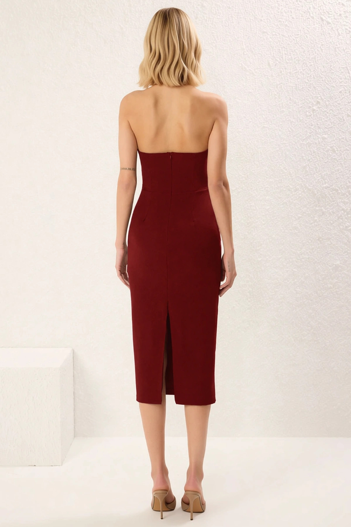 Kadın Halter Yaka Bodycon Midi Elbise İnce Askılı Kalp Dekolteli Dokuma Astarsız Zarif Günlük Rahat