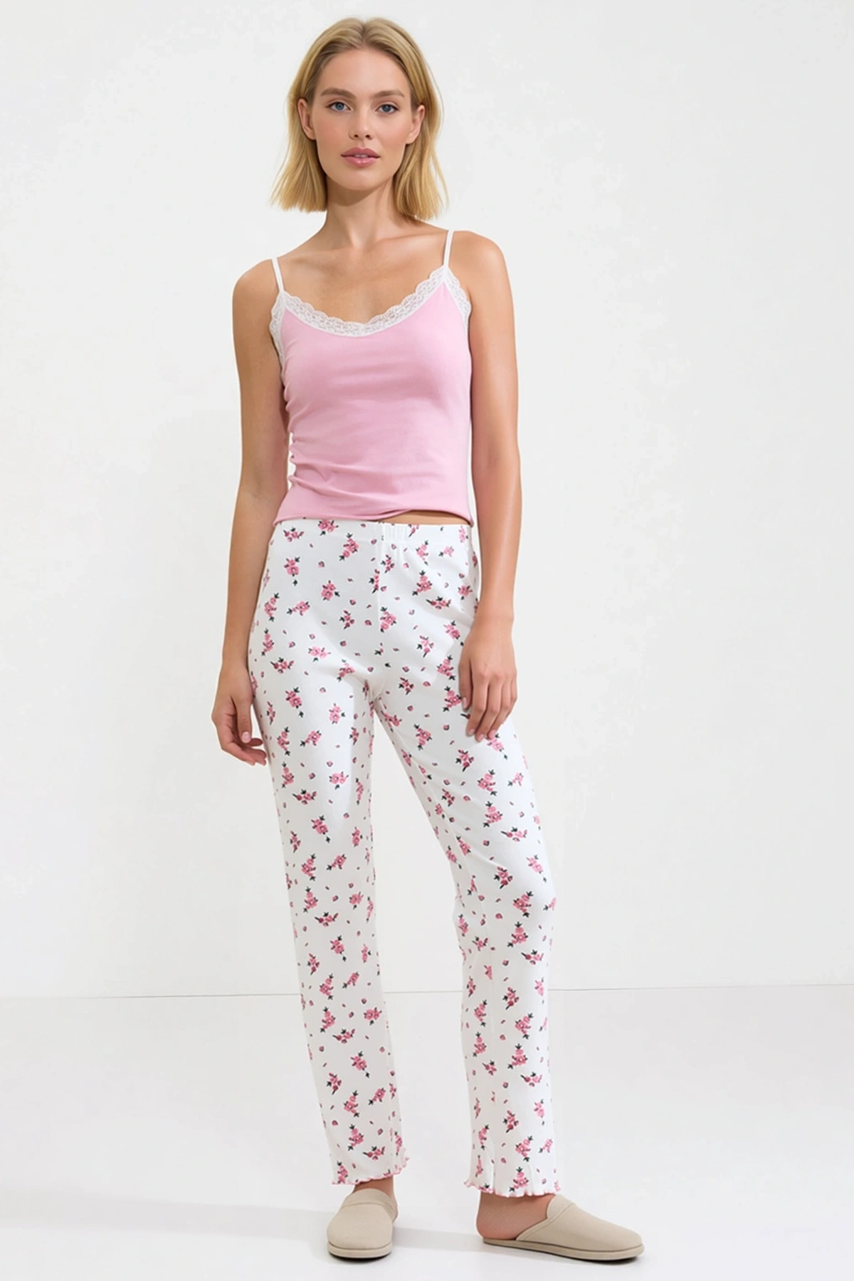 Kadın V Yaka İnce Askılı Kolsuz Dantel Detaylı Çiçekli Regular Kalıp Kaşkorse Örme Pijama Takımı