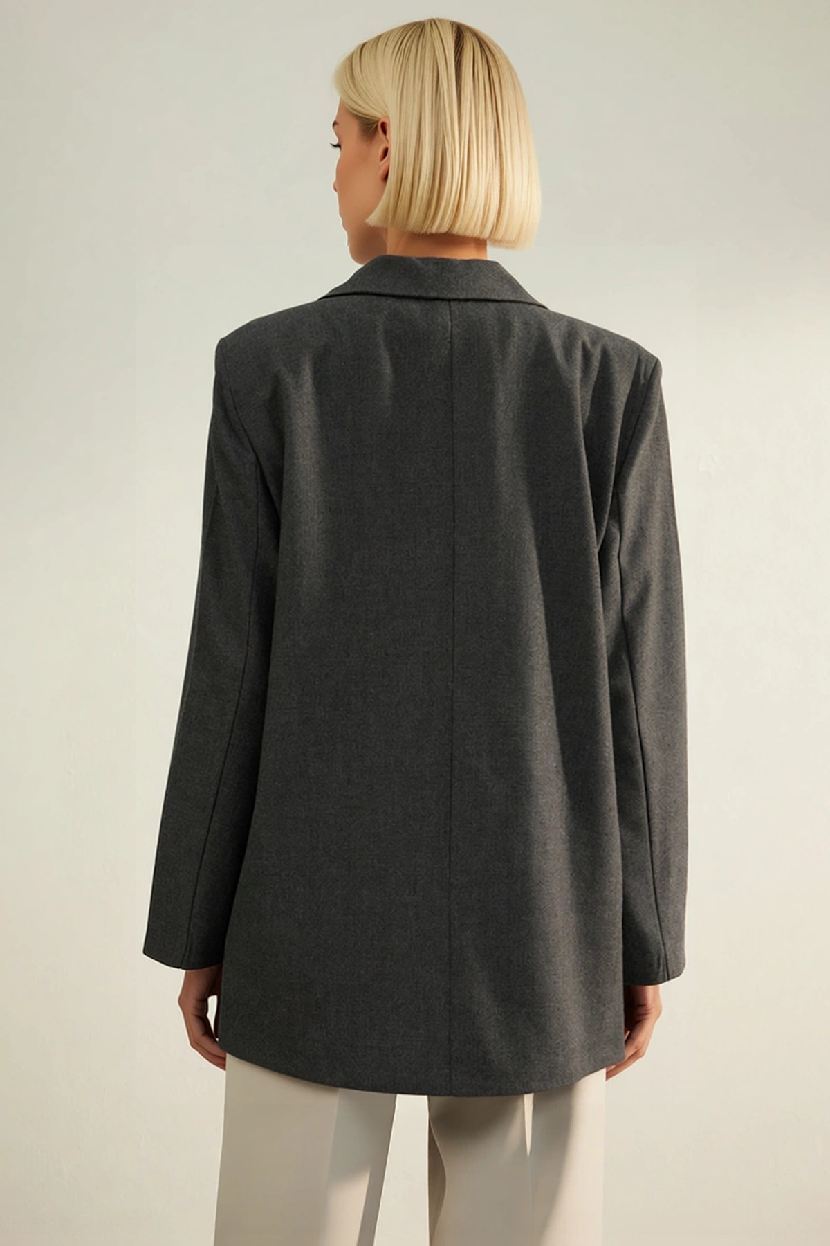 Kadın Ceket Yaka Uzun Kol Düz Dokuma Kalıp Regular %64 Polyester %34 Viskoz %2 Elastan Şık