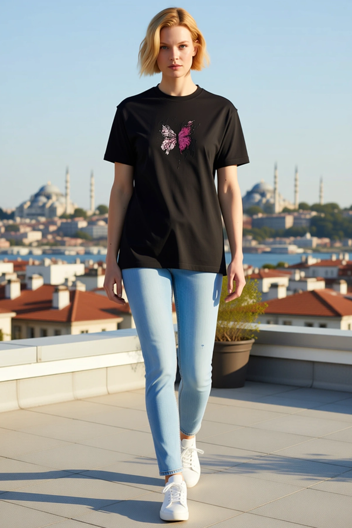 Kadın Bisiklet Yaka Kısa Kollu Göğüs Ortası Kelebek Desenli Baskılı Düz Kesim Rahat Günlük Tişört
