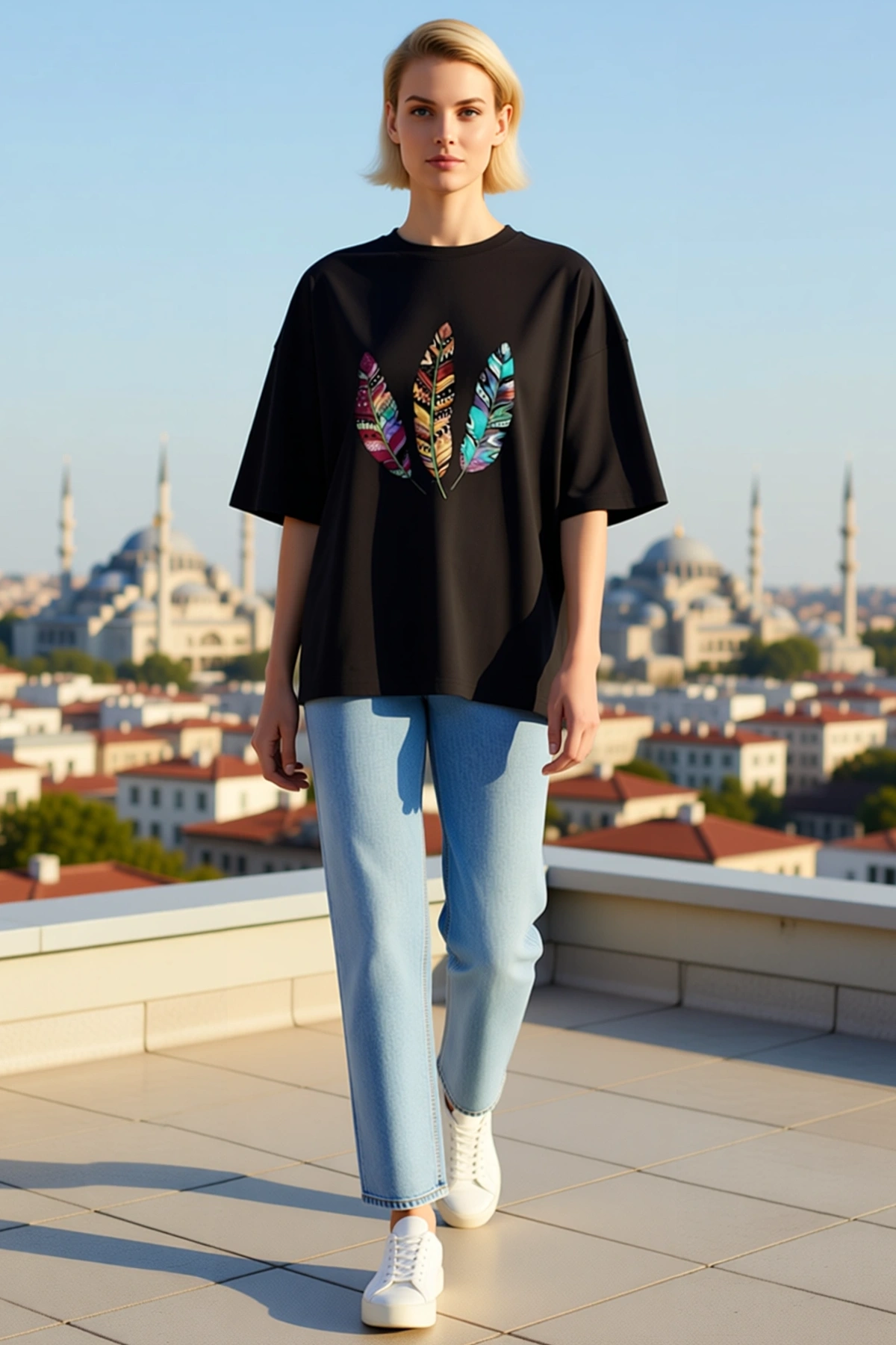 Kadın Bisiklet Yaka Oversize Kalıp Üç Tüy Figürlü Etnik Desenli Baskılı Kısa Kollu Günlük Tişört