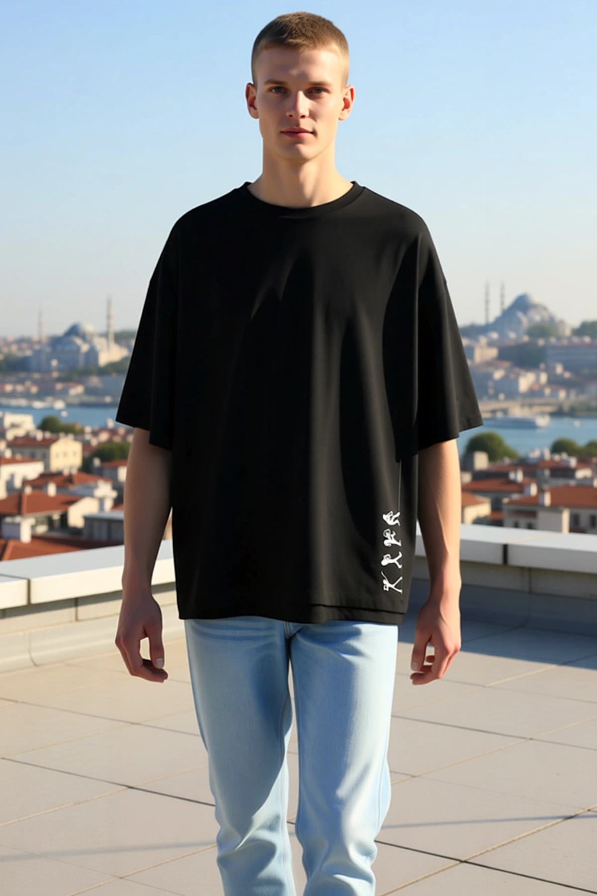 Erkek Bisiklet Yaka Oversize Kalıp Etek Ucu Dikey Dizilmiş Çubuk Adam Baskılı Kısa Kollu Tişört