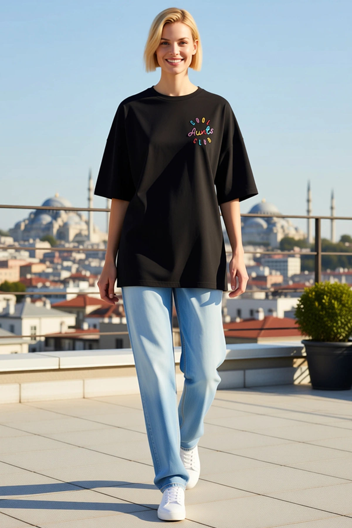 Kadın Bisiklet Yaka Düşük Omuzlu Yarım Kollu Sol Göğüs Renkli Yazı Baskılı Oversize Kesim Tişört
