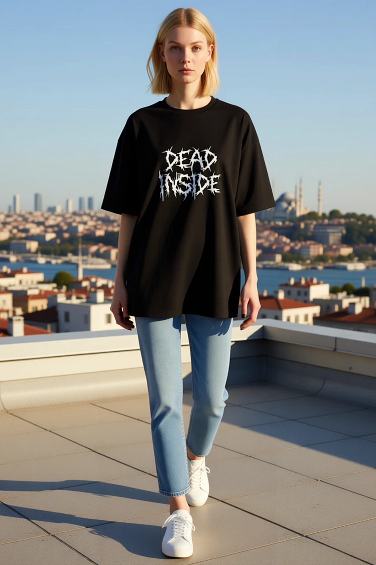 Kadın Oversize Bisiklet Yaka Gotik Yazı Baskılı Sivri Harfli Alternatif Stil Düşük Omuzlu Tişört