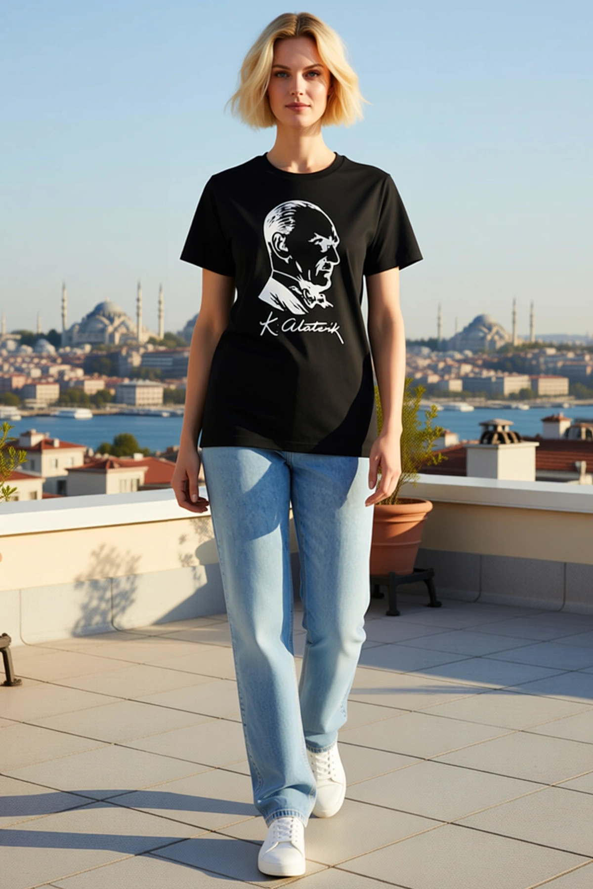 Kadın Atatürk Çizim Portreli İmzalı Baskılı Kısa Kollu Bisiklet Yaka Tişört Düz Kesim Rahat Günlük