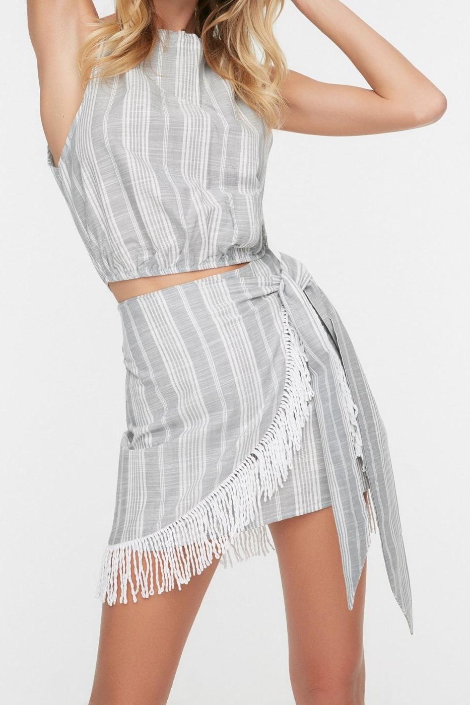 Tarz Kadın Modern Moda Normal Bel Geniş Paça Halter Yaka Çizgili Dokuma Püsküllü Bluz Etek Takım