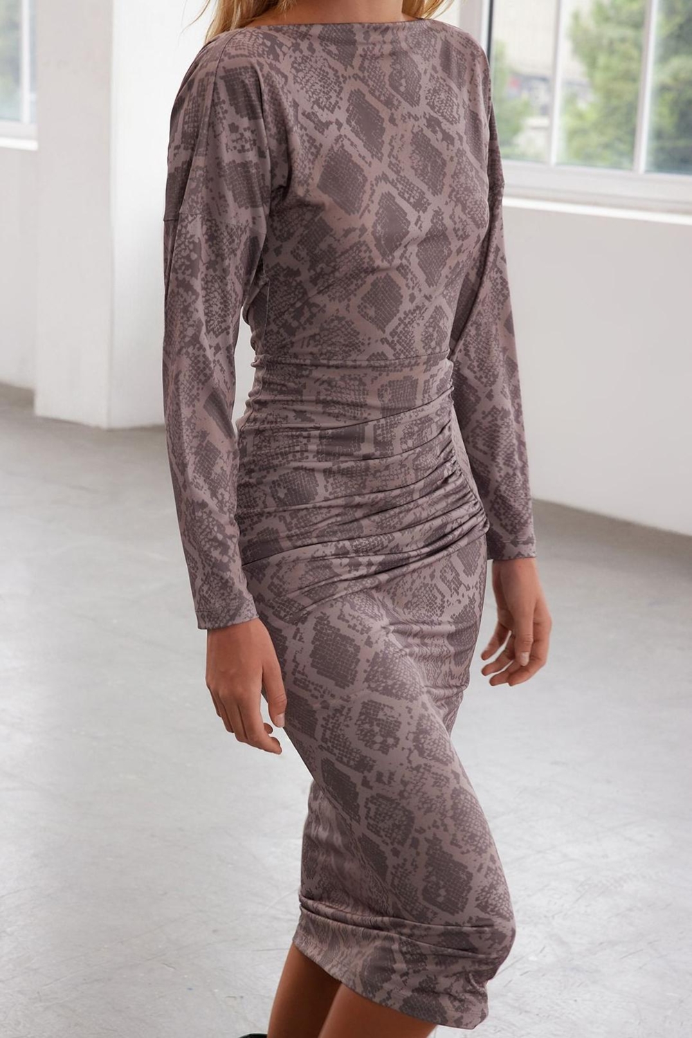 Moda Stil Slim Kayık Yaka Midi Boy Limited Edition Baskılı Drapeli Vücuda Oturan Esnek Örme Elbise