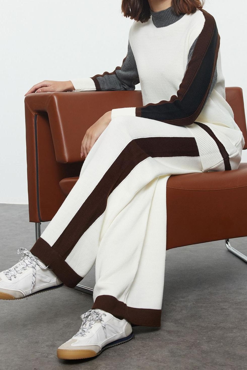 Tarz Kadın Modern Moda Normal Bel Geniş Paça Dik Yaka Beyaz Renk Bloklu Dik Yaka Triko Alt-Üst Takım
