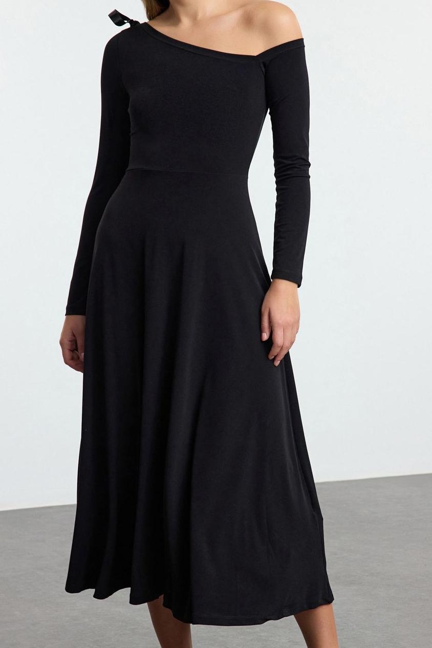 Moda Stil Slim Asimetrik Yaka Midi Boy Fiyonk Detaylı Kuşaklı Skater Örme Elbise