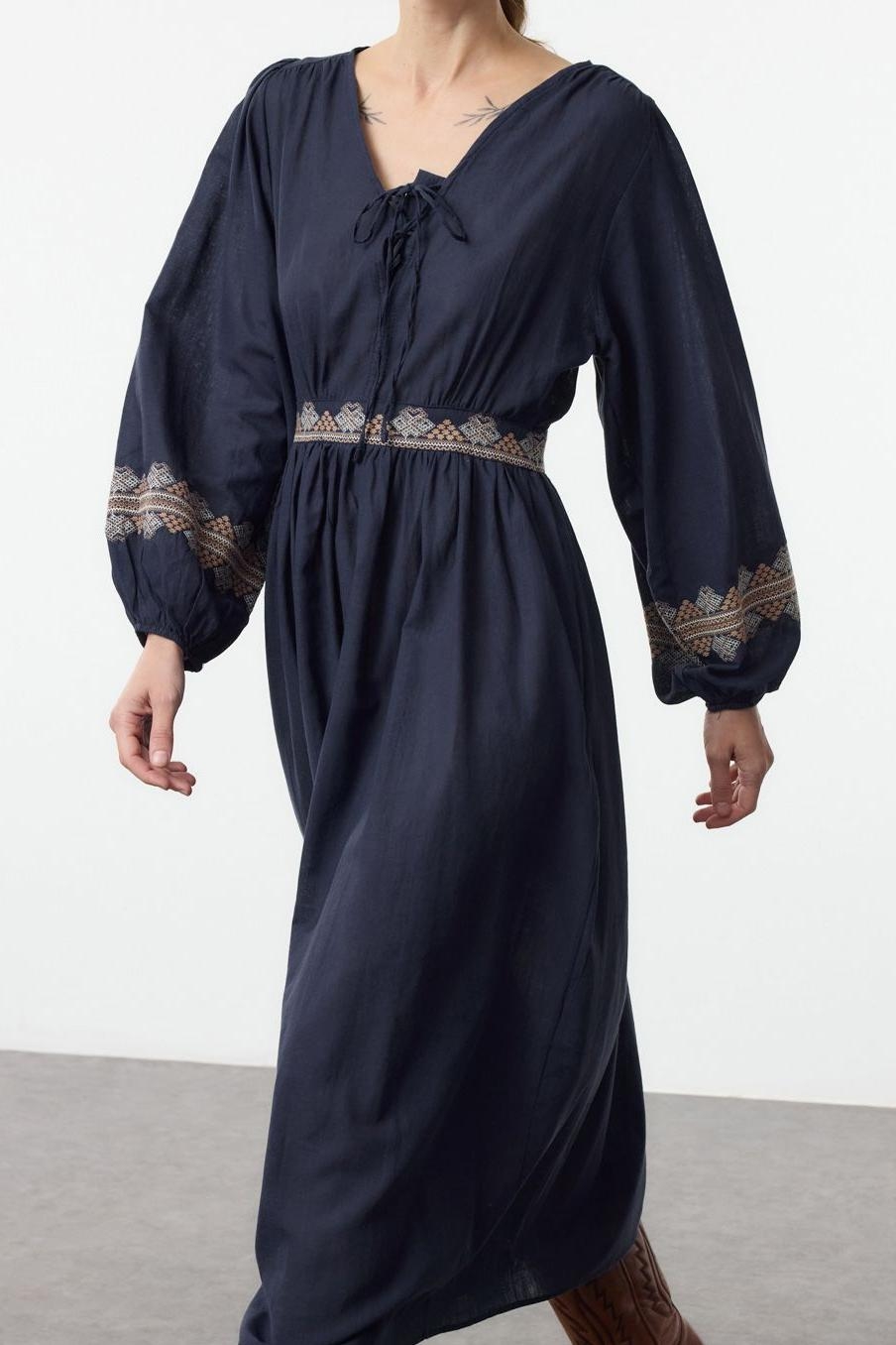 Moda Stil Regular V Yaka Midi Boy Belden Açılan Nakışlı Dokuma Elbise