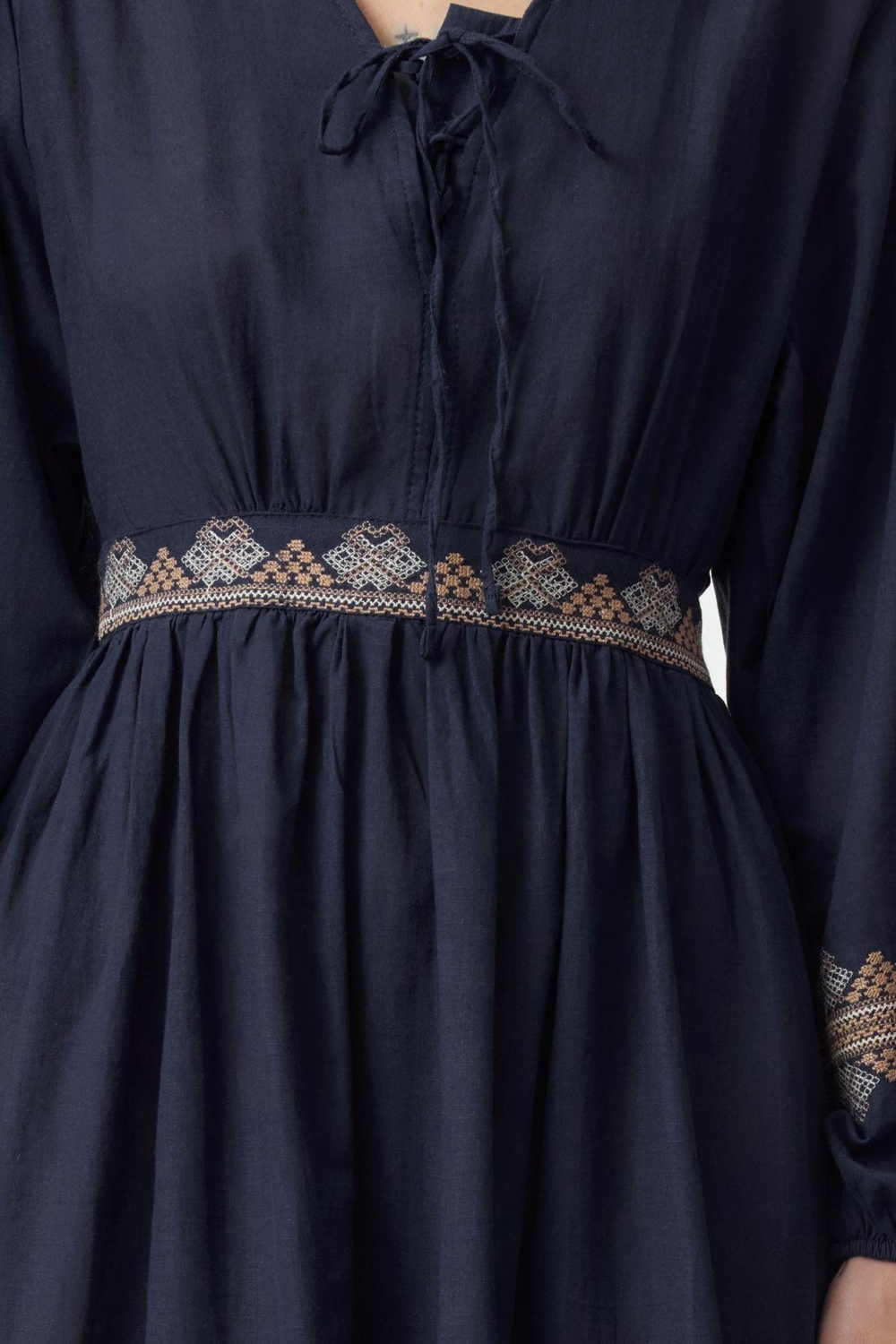 Moda Stil Regular V Yaka Midi Boy Belden Açılan Nakışlı Dokuma Elbise