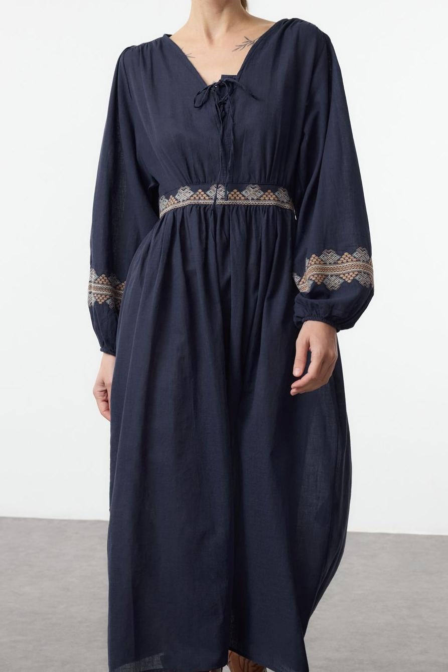 Moda Stil Regular V Yaka Midi Boy Belden Açılan Nakışlı Dokuma Elbise
