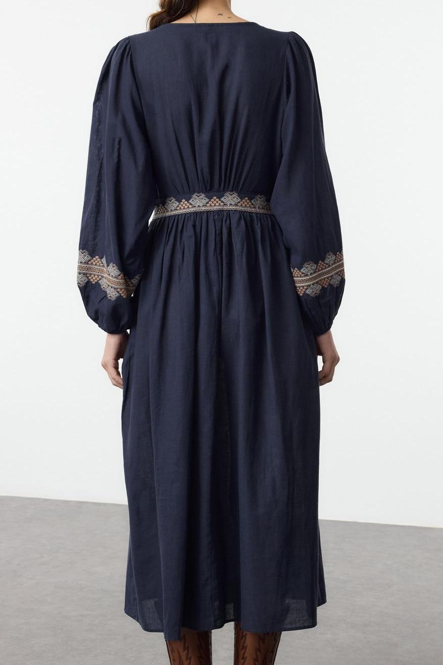 Moda Stil Regular V Yaka Midi Boy Belden Açılan Nakışlı Dokuma Elbise