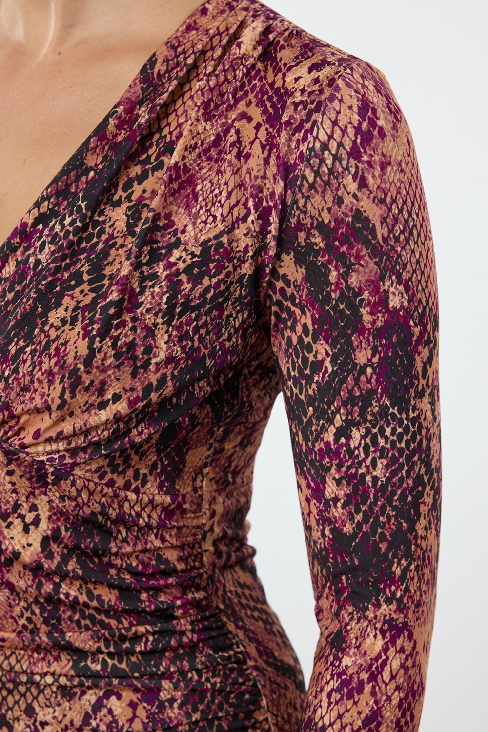 Moda Stil Slim V Yaka Midi Boy Desenli Büzgü Drape Detaylı Vücuda Oturan Örme Elbise
