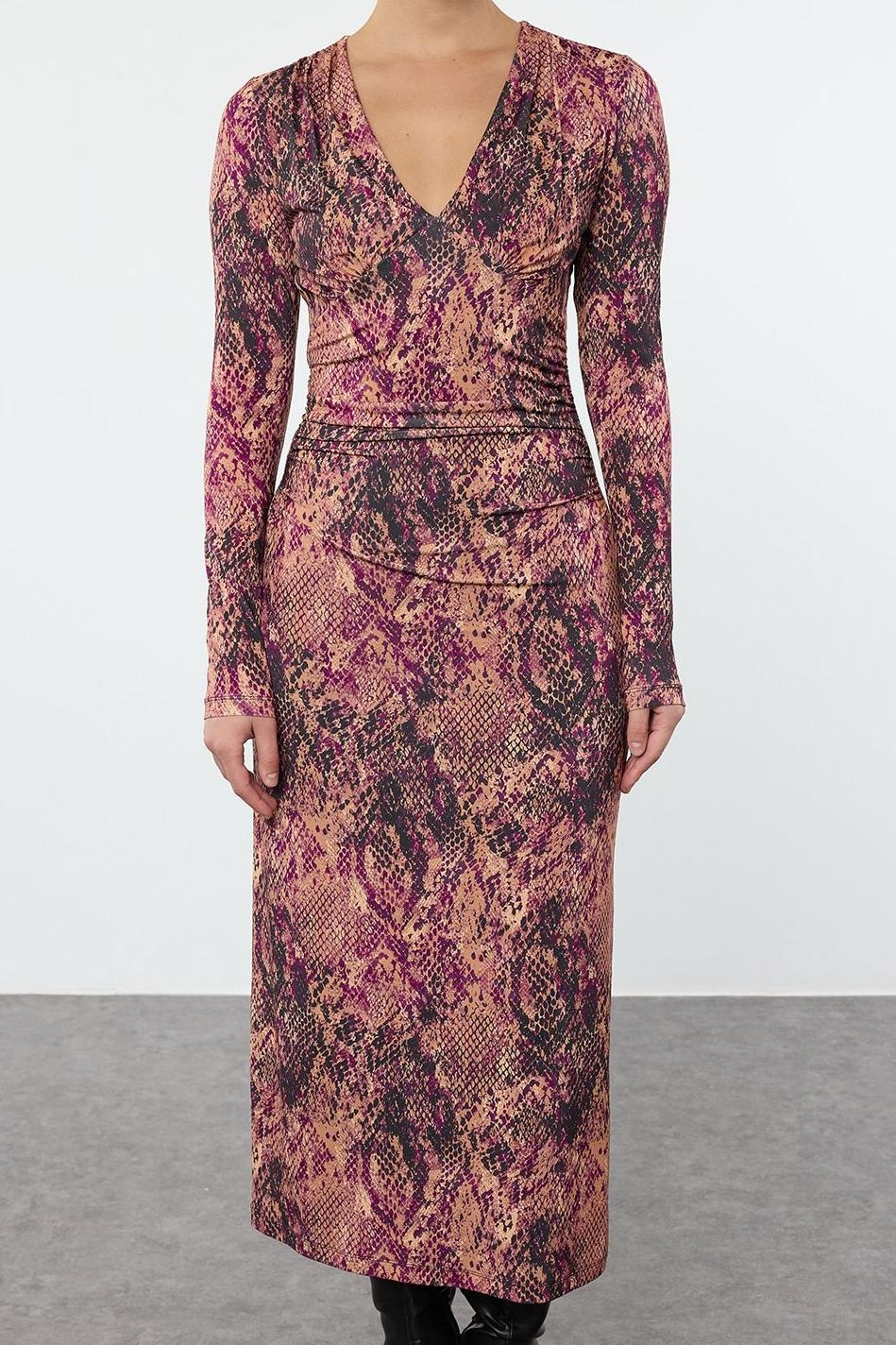 Moda Stil Slim V Yaka Midi Boy Desenli Büzgü Drape Detaylı Vücuda Oturan Örme Elbise