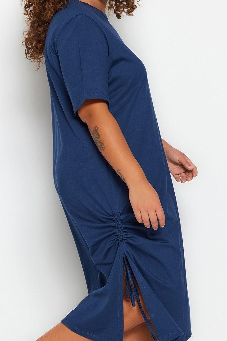 Moda Stil Relaxed Bisiklet Yaka Midi Boy Büyük Beden Yandan Büzgülü ve Yırtmaçlı Örme Elbise