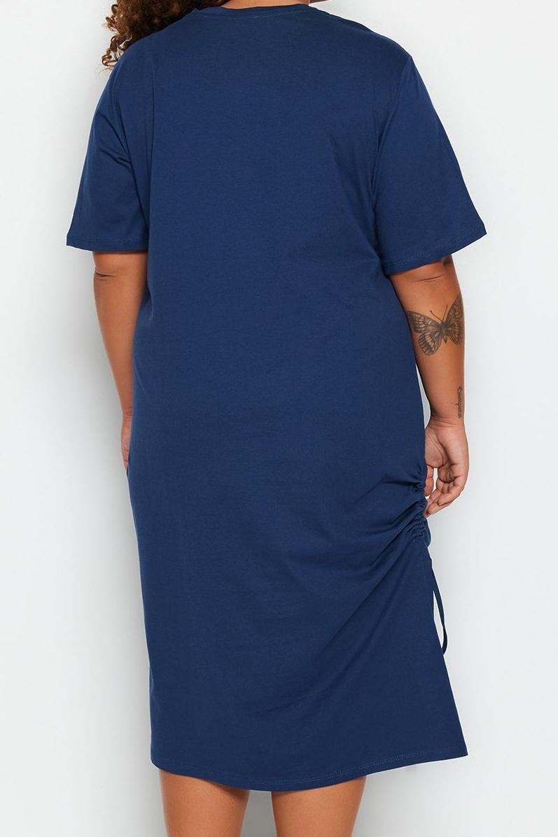 Moda Stil Relaxed Bisiklet Yaka Midi Boy Büyük Beden Yandan Büzgülü ve Yırtmaçlı Örme Elbise