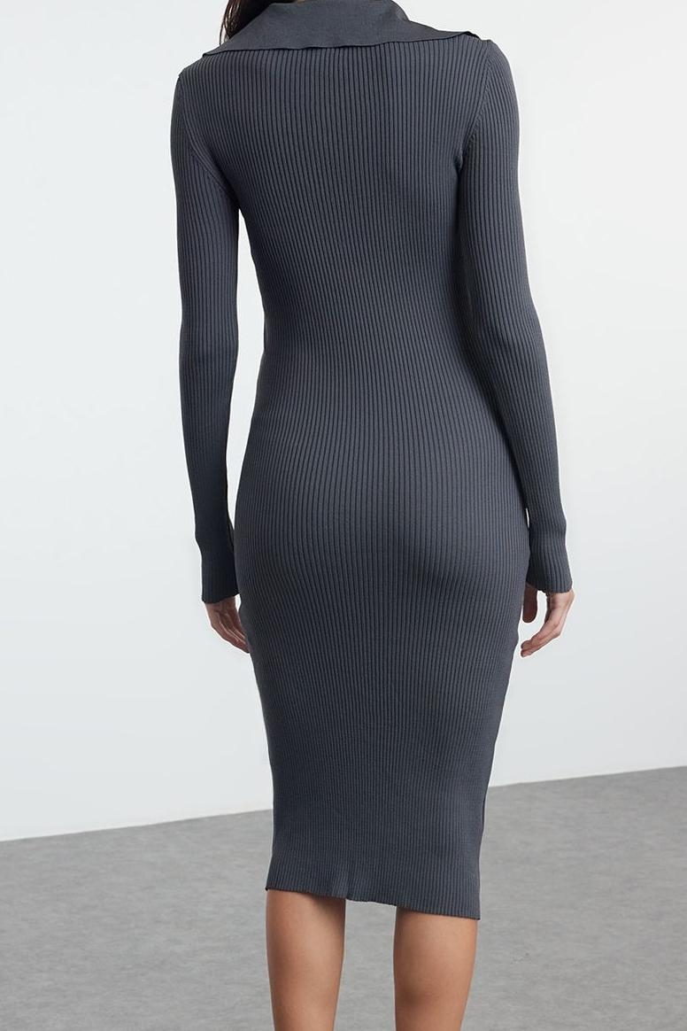 Kadın Bodycon Kesim Midi Triko Elbise Polo Yaka Tasarımıyla Günlük Stilinizi Tamamlar. Kaliteli