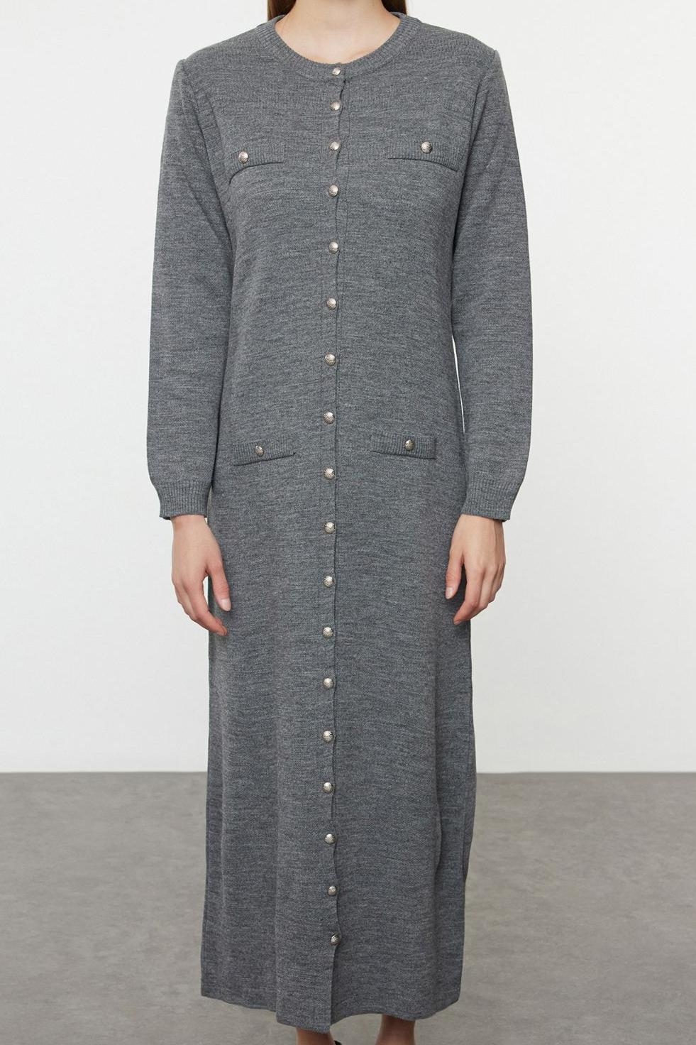 Moda Stil Fitted Bisiklet Yaka Maxi Boy Tesettür Triko Düğmeli Elbise