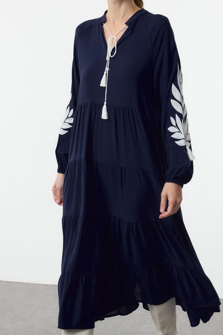 Moda Stil Oversize Dik Yaka Midi Boy Geniş Kesim Nakışlı Dokuma Elbise