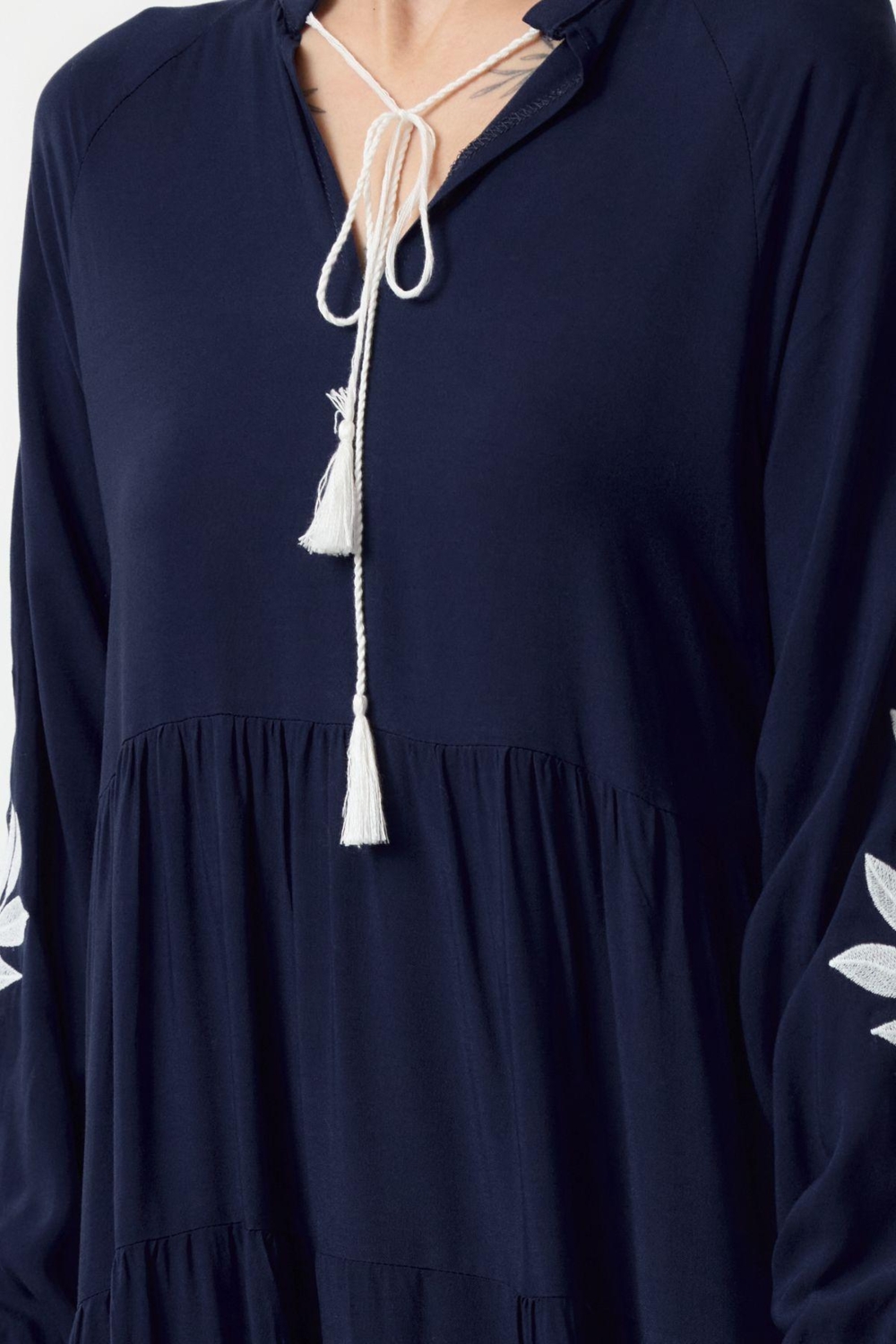 Moda Stil Oversize Dik Yaka Midi Boy Geniş Kesim Nakışlı Dokuma Elbise