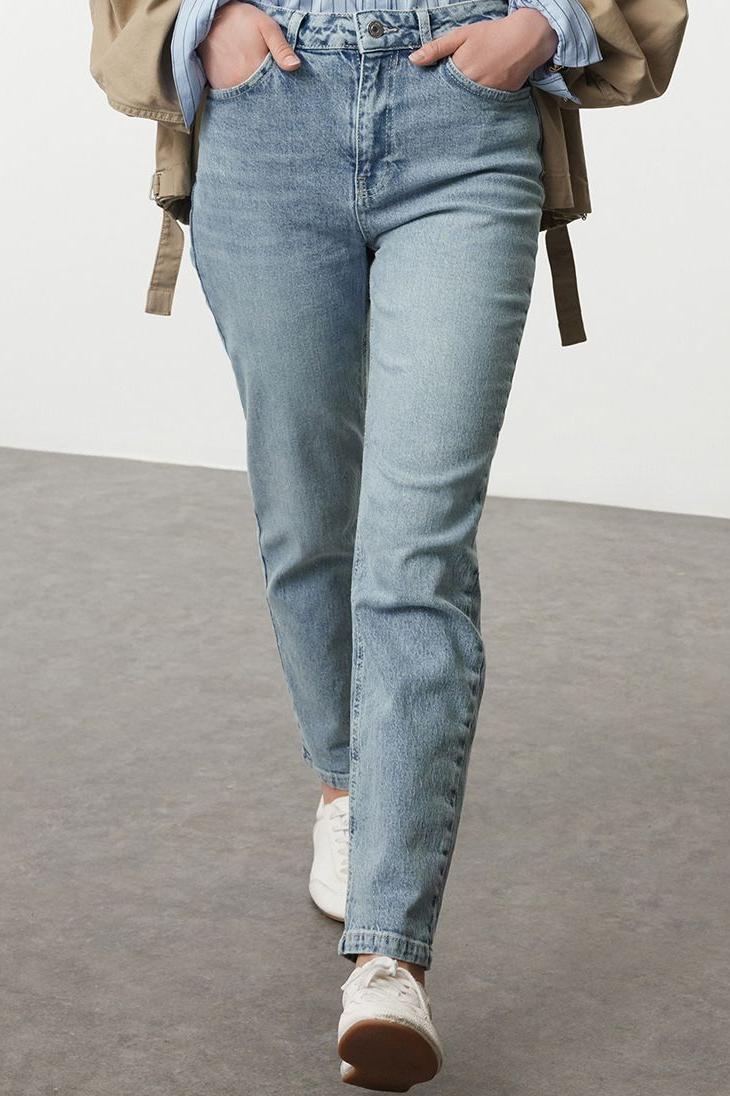 Stil Kadın Moda Denim Kot Pantolon Uzun Boru Paça Normal Bel Slim Mom Jeans