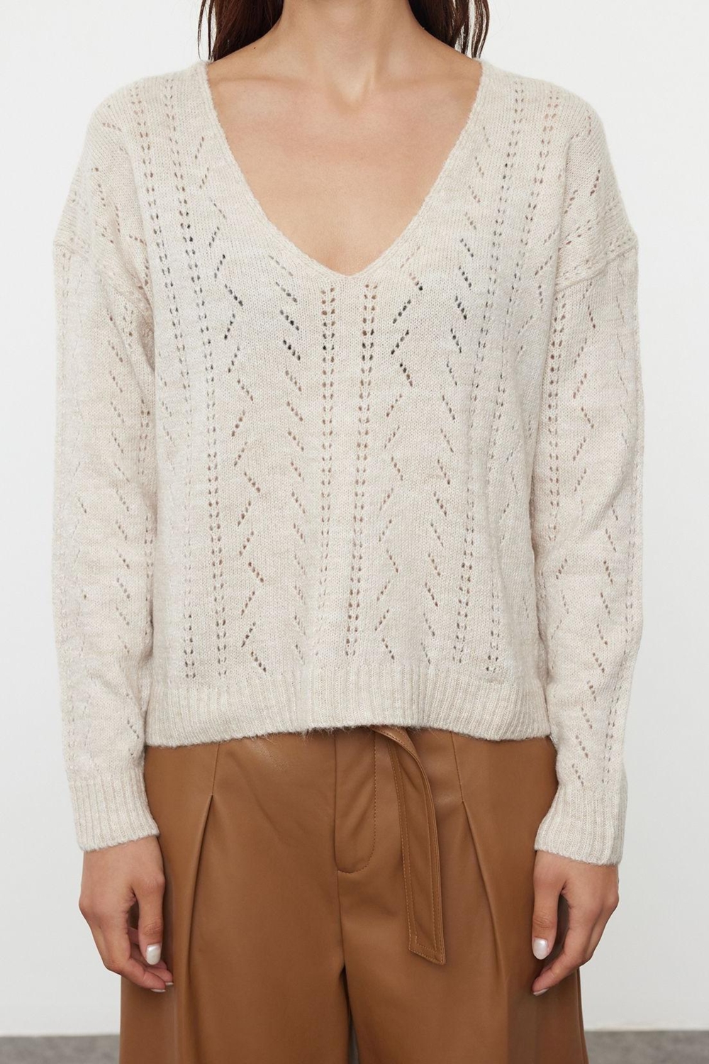 Stil Modern Kadın Regular Standart Kol V Yaka Yumuşak Dokulu Ajurlu Delikli Triko Kazak
