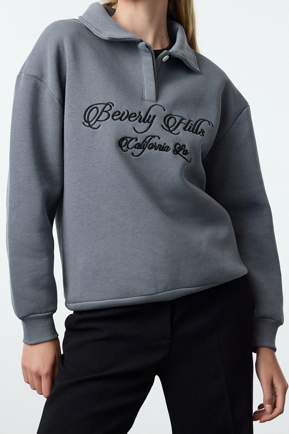 Oversize Gömlek Yaka Düşük Kol Uzun Gömlek Yaka Nakışlı Fit Kalın İçi Polarlı Örme Sweatshirt