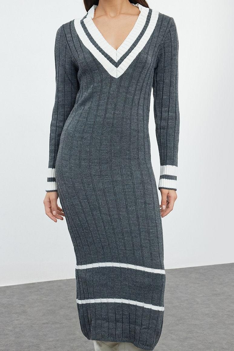 Moda Stil Regular V Yaka Midi Boy Triko Renk Bloklu Elbise