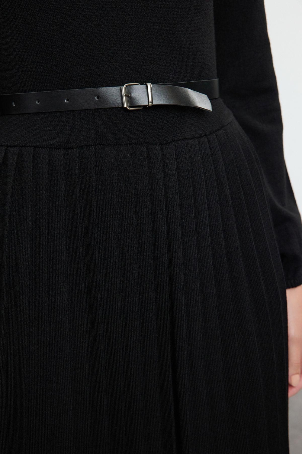 Moda Stil Relaxed Bisiklet Yaka Maxi Boy Tesettür Kemerli Eteği Piliseli Uzun Triko Elbise