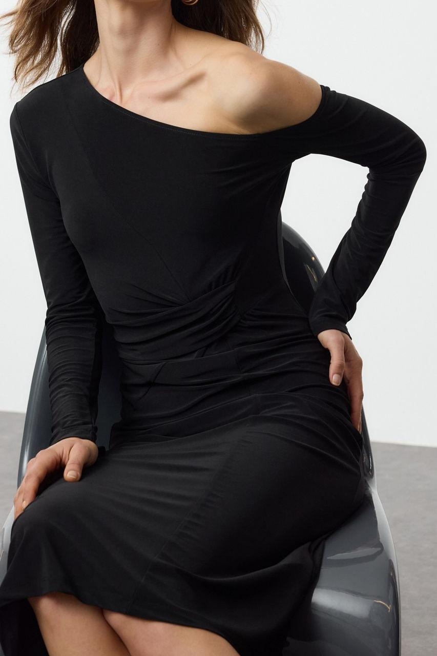Moda Slim Asimetrik Yaka Maxi Boy Limited Editon Omzu Açık Vücuda Oturan Drapeli Esnek Örme Elbise