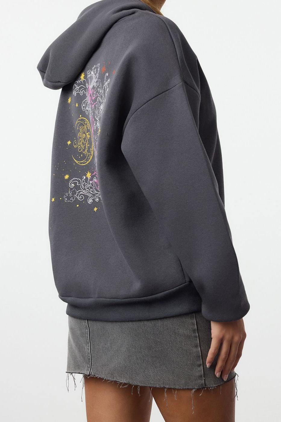 Tarz Bol Kapüşonlu Düşük Kol Uzun Kalın İçi Polarlı Baskılı Geniş Kalıp Örme Sweatshirt