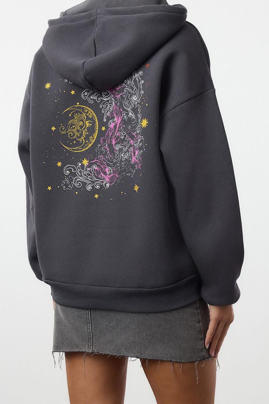 Tarz Bol Kapüşonlu Düşük Kol Uzun Kalın İçi Polarlı Baskılı Geniş Kalıp Örme Sweatshirt