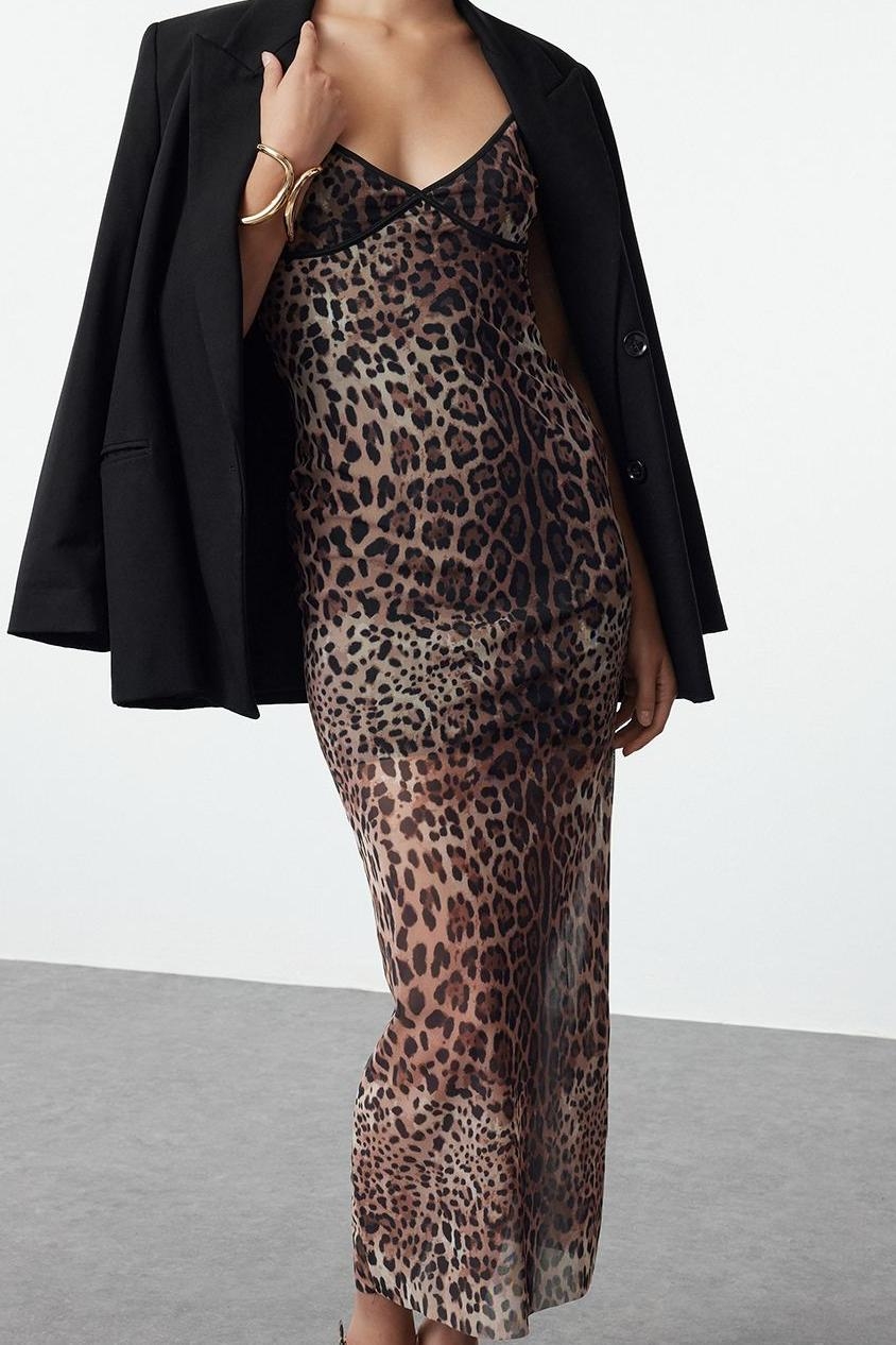 Moda Stil Fitted V Yaka Midi Boy Vücuda Oturan Leopar Desenli Tül Dokuma Elbise