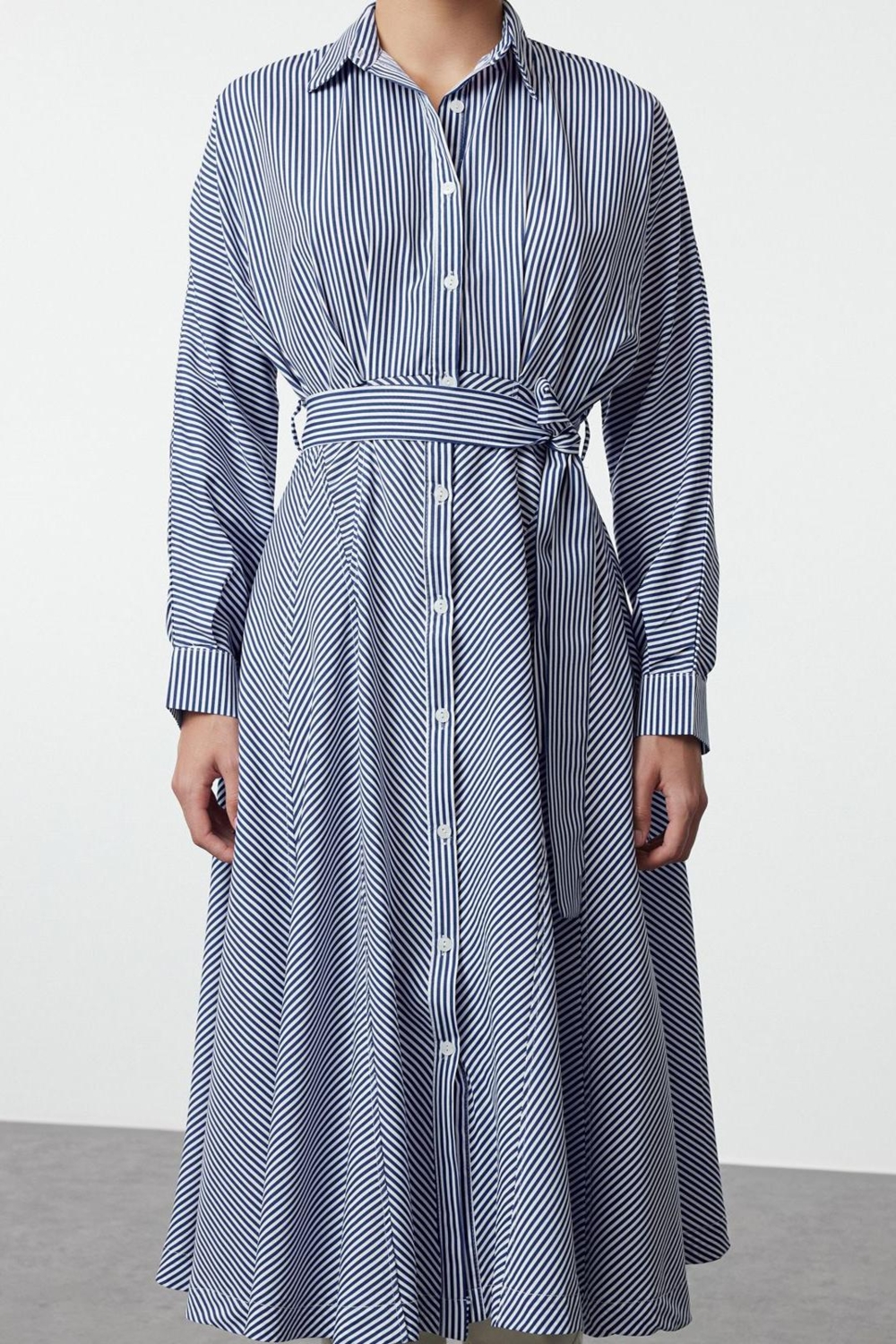 Moda Stil Regular Gömlek Yaka Midi Boy Kuşaklı Çizgili Dokuma Gömlek Elbise