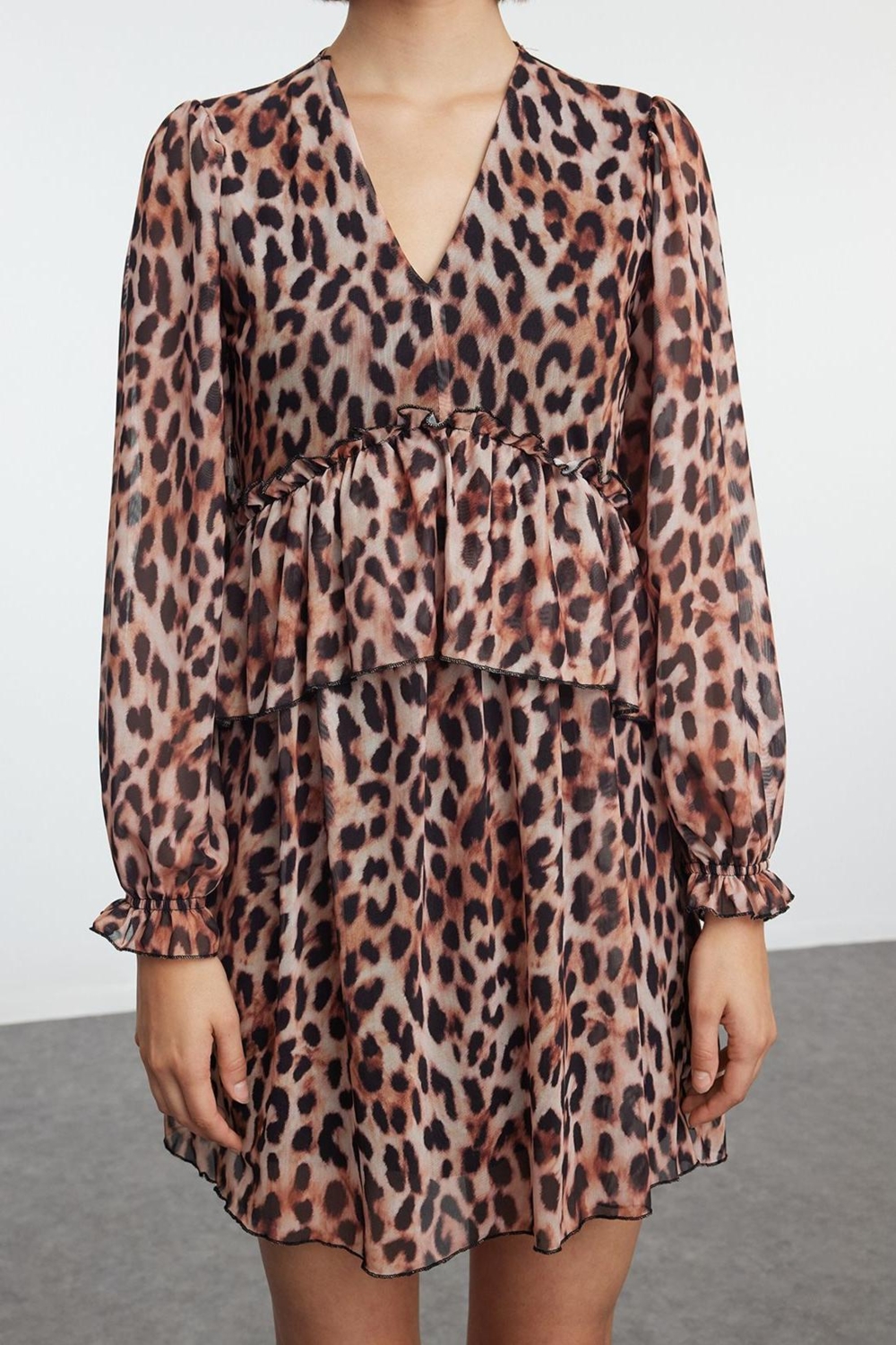 Moda Relaxed V Yaka Mini Boy Leopar Baskılı Fırfır Detaylı A Line Çan Kesim Balon Kol Örme Elbise