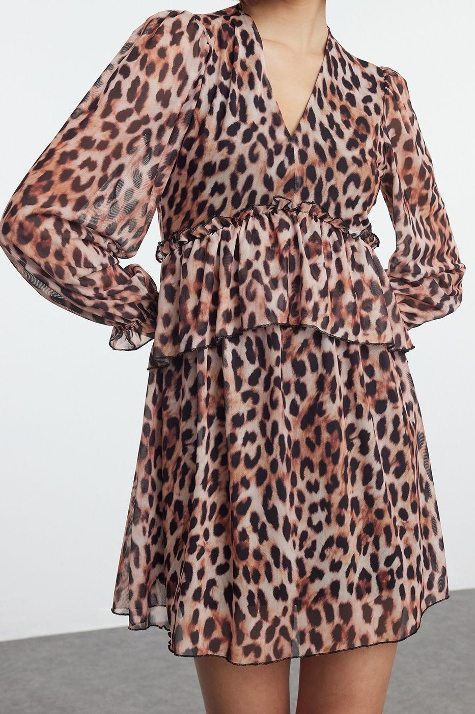Moda Relaxed V Yaka Mini Boy Leopar Baskılı Fırfır Detaylı A Line Çan Kesim Balon Kol Örme Elbise